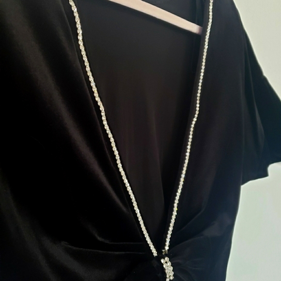 Black soft velvet dress open "V" back Bow w/rienstone accent on back sz S/M - Picture 4 of 9